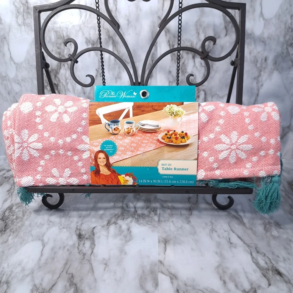 The Pioneer Woman Daisy Geo Table‎ Runner 14